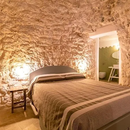 18th Century Saracen Trullo In Valle D'itria * オストゥーニ